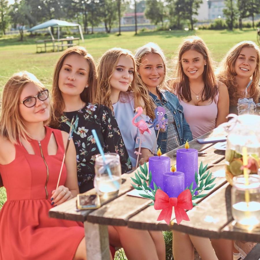 gruppe-von-freundinnen-die-zusammen-am-tisch-sitzen-und-einen-geburtstag-im-outdoor-park-feiern3_mittel__COPY__29